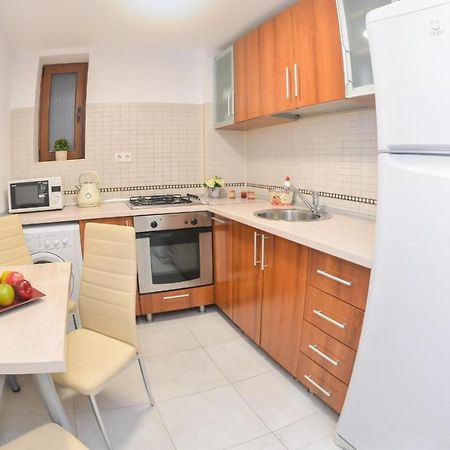Spacious And Modern Apartment Close To Old City Bukares Bagian luar foto