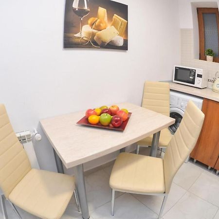 Spacious And Modern Apartment Close To Old City Bukares Bagian luar foto