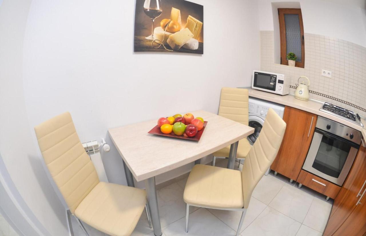 Spacious And Modern Apartment Close To Old City Bukares Bagian luar foto