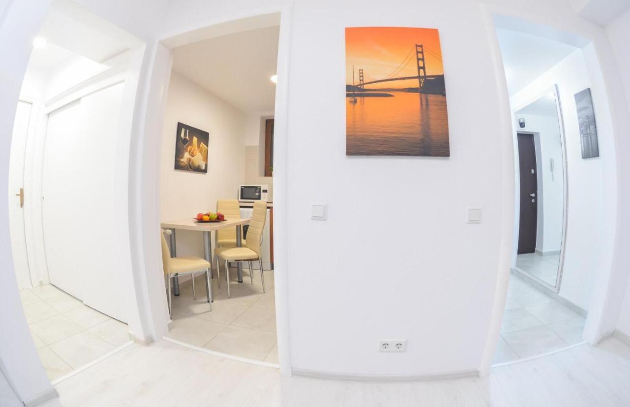 Spacious And Modern Apartment Close To Old City Bukares Bagian luar foto